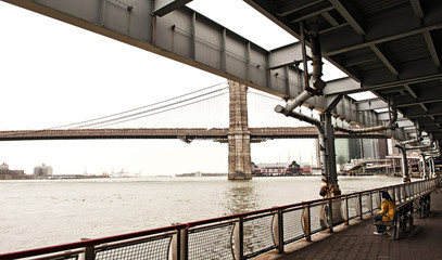 Brooklyn Bridge, von unterhalb des FDR Drive Ecke Market Street, New York City, New York, Vereinigte Staaten von Amerika, USA