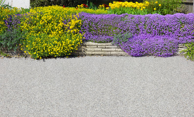 Schöne Gartenterrasse mit Blumenbeet