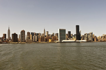 Blick auf die Ostseite Manhattans von der Fähre über den East River aus, Manhattan, New York...