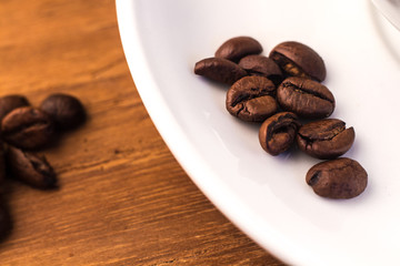 Kaffeebohnen in der Untertasse