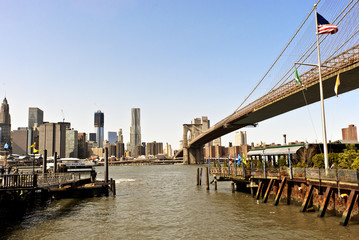 Blick von Fulton Ferry Landing auf die Brooklyn Bridge und Manhattan, New York City, New York, Vereinigte Staaten von Amerika, USA