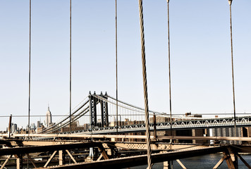 Brooklyn Bridge zwischen Manhattan und Brooklyn, links Empire State Building, New York City, New York, Vereinigte Staaten von Amerika, USA
