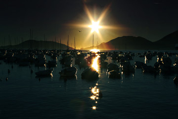 Tramonto con barche a Lerici (Italia)