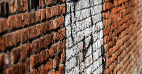 Mauerverlauf Backsteinmauer mit Graffiti