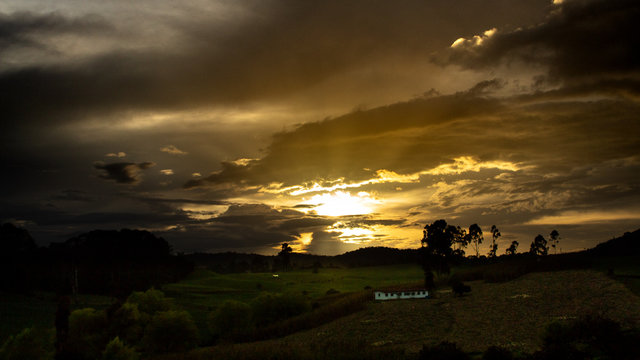 Paisaje pueblo monta&ntilde;as atardecer sol nubes campo