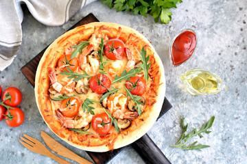 Pizza with big shrimps, cherry tomatoes, portobello mushrooms, mozzarella and arugula