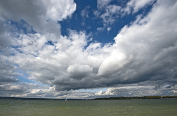 Klarer Herbsttag in Herrsching am Ammersee, Fünfseenland, Bayern, Deutschland