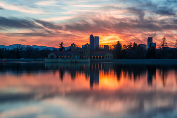 Fototapeta na wymiar Colorful sunset in the Denver City Park 