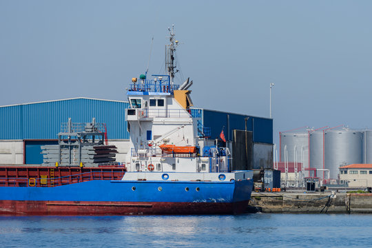 forage of a cargo ship in port