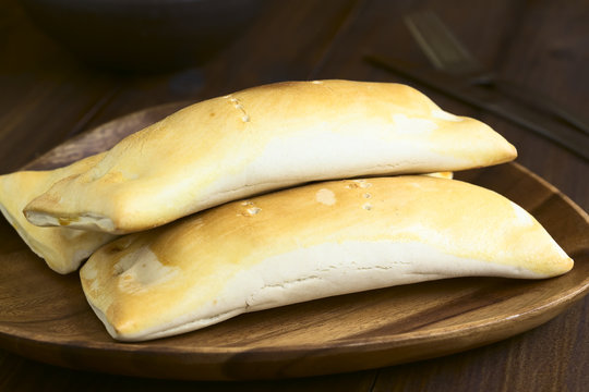 Chilenische Chaparrita, ein herzhaftes Geb&auml;ck gef&uuml;llt mit W&uuml;rstchen und K&auml;se, fotografiert mit nat&uuml;rlichem Licht (Selektiver Fokus, Fokus in die Mitte des Bildes)