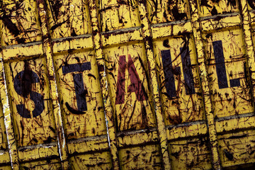 Stahl Schriftzug auf rostigem Container