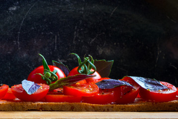 belegtes vegetarisches Brot mit Tomaten und Basilikum_bread_tomato_basil