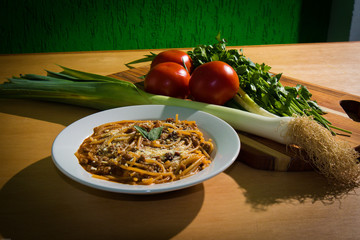 fettuccine, espaguete, penne, macarrão comida italiana massa prato feito com vegetais alho poró tomate e cheiro verde, camarão, bacon