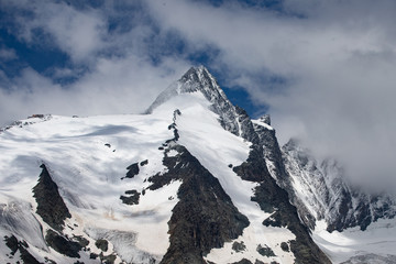 Fototapeta na wymiar grossglockner - austria´s largest mountain