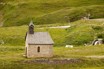 Fototapeta na wymiar a church in the mountains