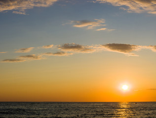 Obraz premium Amazing sea sunset, the sun, waves, clouds