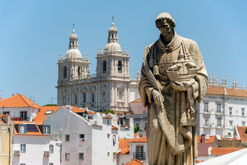 Fototapeta premium Statur von S. Vincente mit Kirche Sao Vicente de Fora in Lissabon