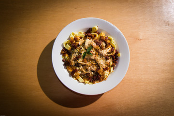 fettuccine, espaguete, penne, macarrão comida italiana massa prato feito com vegetais alho poró tomate e cheiro verde, camarão, bacon