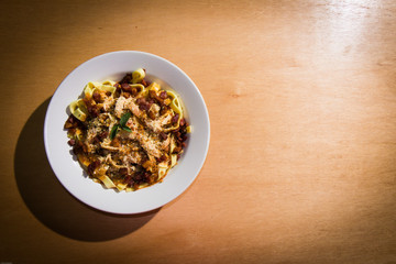 fettuccine, espaguete, penne, macarrão comida italiana massa prato feito com vegetais alho poró tomate e cheiro verde, camarão, bacon