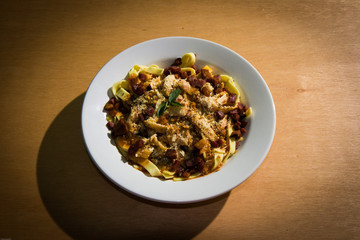 fettuccine, espaguete, penne, macarrão comida italiana massa prato feito com vegetais alho poró tomate e cheiro verde, camarão, bacon