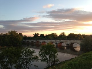 Coucher de soleil sur un pont canal en bourgogne