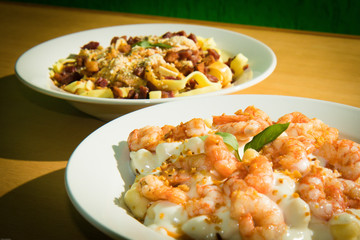 fettuccine, espaguete, penne, macarrão comida italiana massa prato feito com vegetais alho poró tomate e cheiro verde, camarão, bacon