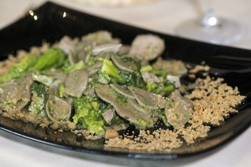 orecchiette fatte a mano con le cime di rape e pane grattugiato