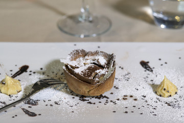 il dolce della casa servito al ristorante su di un piatto bianco