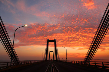 Amanecer en el Puente Rafael Urdaneta, Maracaibo, Venezuela.
