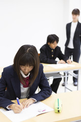 塾で勉強する中学生