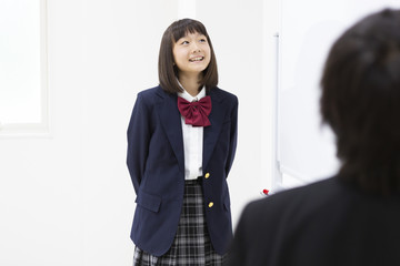 ディスカッションする中学生