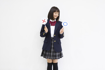 ○×サインを持つ女の子