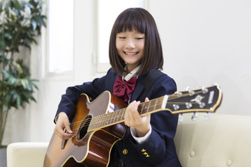 ギターを弾く中学生