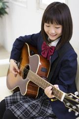 ギターを弾く中学生