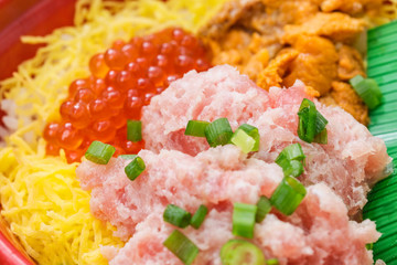 ネギトロ、イクラ、ウニの海鮮丼のアップの写真