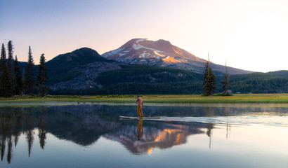 Sparks Lake in Central Oregon is a popular destination for outdoor enthusiasts, paddle boarders and kayakers  - obrazy, fototapety, plakaty