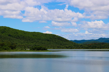 Fototapeta premium Dieses tolle foto zeigt den Kaeng Krachan Nationalpark und einen großen Stausee in Thailand nähe Hua Hin