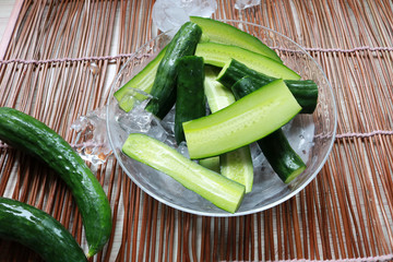 冷やした採れたてキュウリ