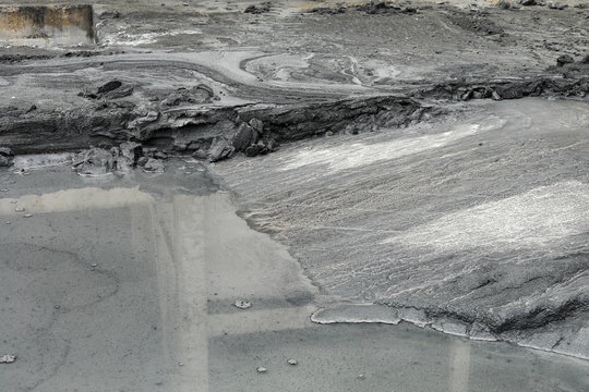 Fly Ash Pattern During The Raining And Water Flow