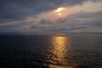 Obraz premium Early morning sun over the still waters of Alaska