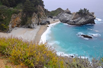 Obraz premium Famous waterfall on the beach in Big Sur, California, United States
