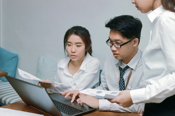 Obraz premium Group of Asian business people working together in modern office