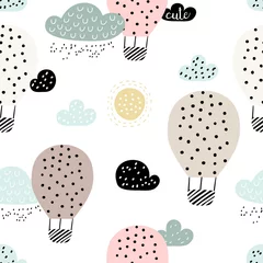 Tapeten Nahtloses Muster des Babys mit Heißluftballon im Himmel. Perfekt für Stoff, Textil, Verpackung. Netter Karikaturhintergrund. Skandinavischer Stil. © bukhavets