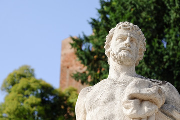 Fototapeta na wymiar Le statue di marmo che circondano il centro storico di Castelfranco Veneto, Italia