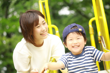 遊ぶ親子