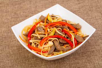 Wok noodle with beef and vegetables