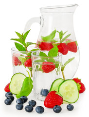 Wasser mit Kräutern und Früchten