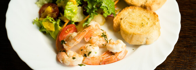  Shrimps fried on garlic with mango salad, pear, tomatoes and garlic toasts