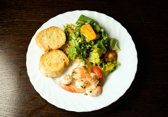  Shrimps fried on garlic with mango salad, pear, tomatoes and garlic toasts