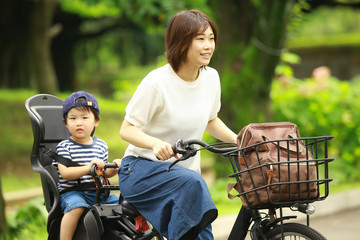 自転車に乗る親子